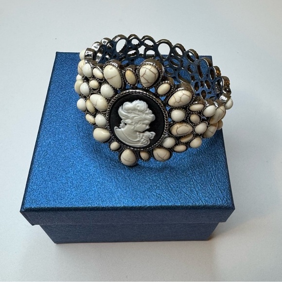 White Howlite 10.00 ctw Cuff Bracelet in silver-tone (7.50 In) - Picture 4 of 4